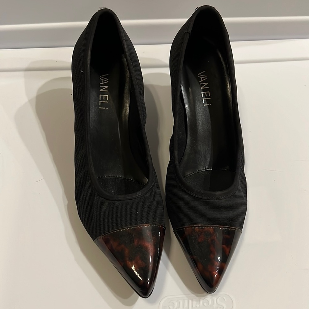 Vaneli black pump with tortoise detail size 6.5